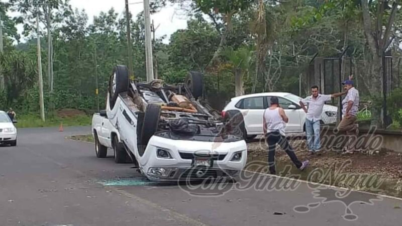 VUELCA CAMIONETA EN ZENTLA