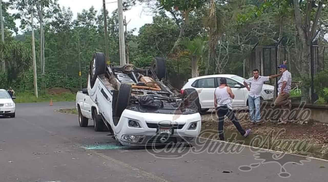 VUELCA CAMIONETA EN ZENTLA
