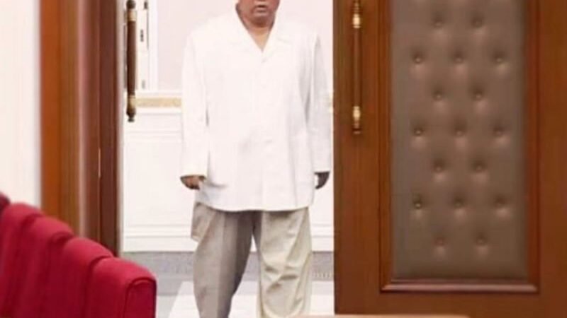 KIM JONG UN LUCE FLACO Y DEMACRADO, DICE PRENSA OFICIAL EN COREA DEL NORTE