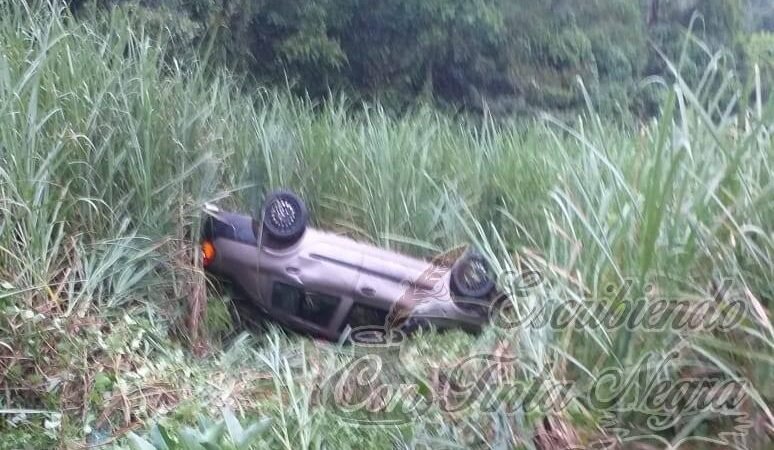 TERMINA AUTO EN MEDIO DE UN CAÑAL