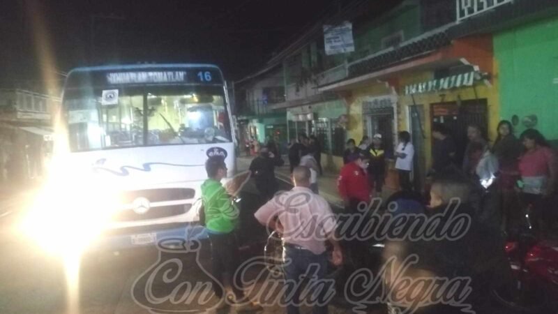 CHOCA MOTOCICLISTA CONTRA AUTOBÚS