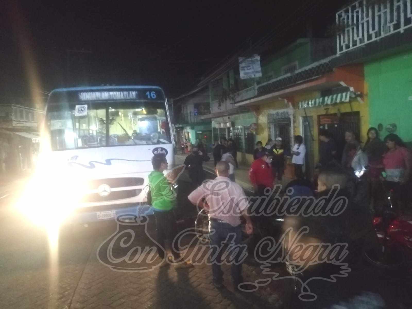 CHOCA MOTOCICLISTA CONTRA AUTOBÚS