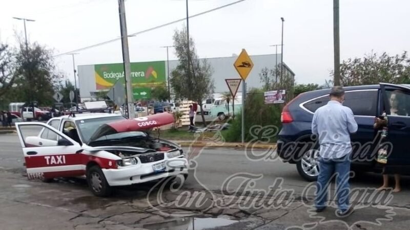 CHOCA TAXISTA CONTRA CAMIONETA EN COSCOMATEPEC