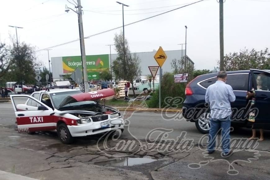 CHOCA TAXISTA CONTRA CAMIONETA EN COSCOMATEPEC