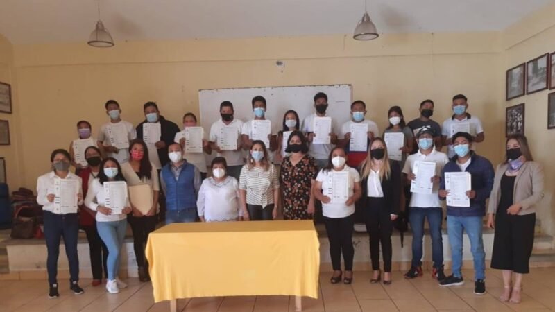 SE GRADUA PRIMERA GENERACIÓN DE UPAV BACHILLERATO