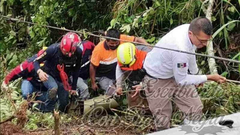 CAE CAMIONETA A BARRANCO; UN MUERTO Y 4 HERIDOS EL SALDO