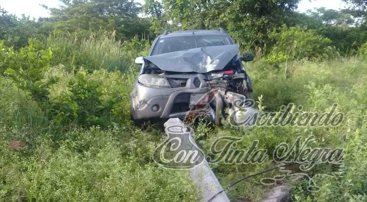 SE IMPACTA CAMIONETA CONTRA POSTE