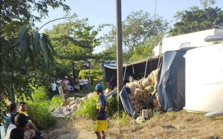 VUELCA TRAILER Y EVITAN RAPIÑA