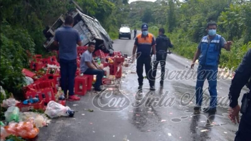 VUELCA CAMIONETA EN IXHUATLÁN