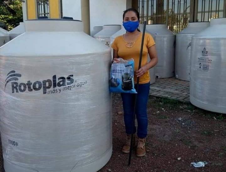 ENTREGAN DEPÓSITOS DE AGUA EN ZENTLA