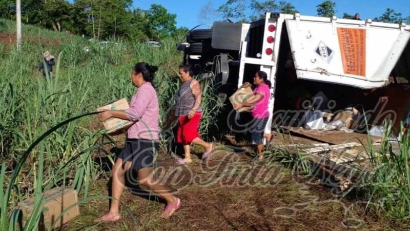 VUELCA CAMIÓN CARGADO DE FERTILIZANTE