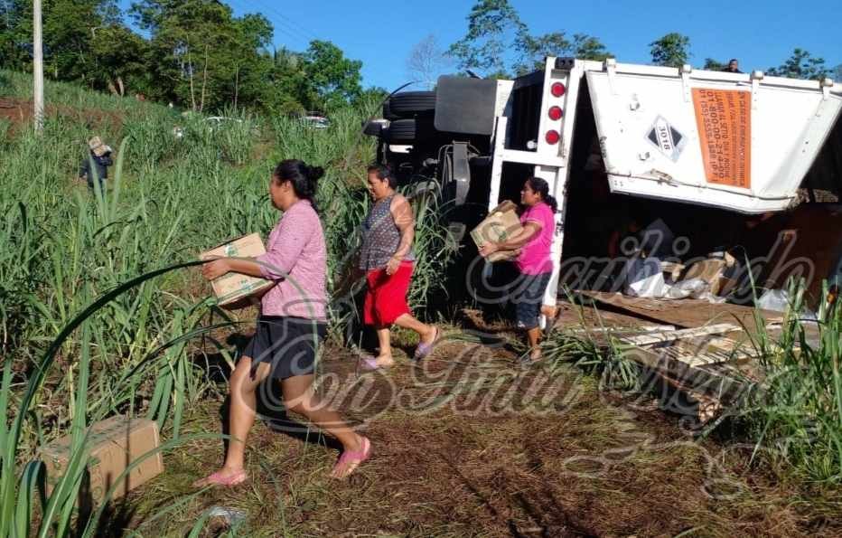 VUELCA CAMIÓN CARGADO DE FERTILIZANTE