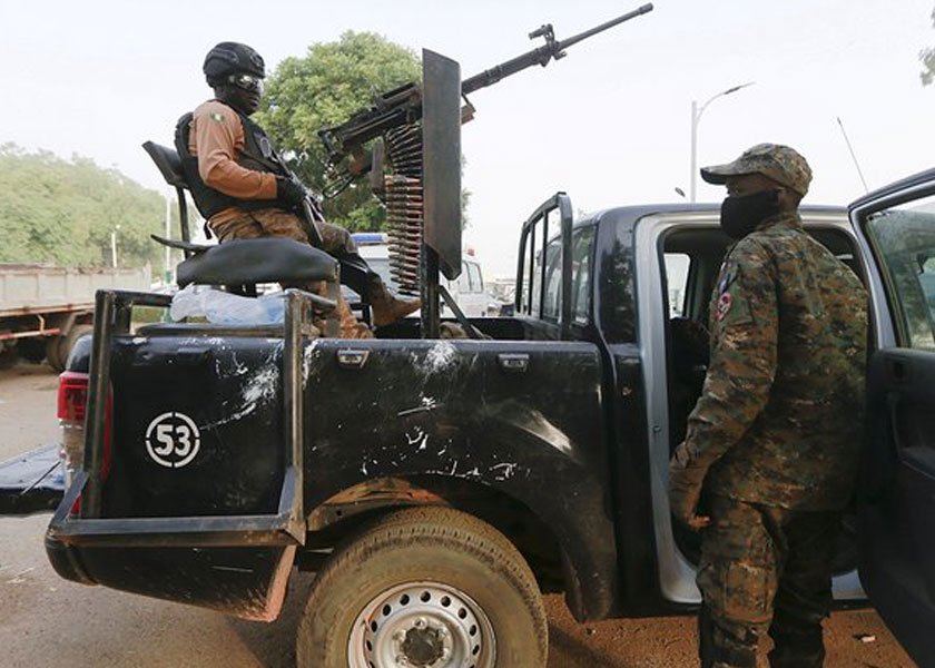 HOMBRES ARMADOS SECUESTRAN A 70 NIÑOS DE ESCUELA EN NIGERIA