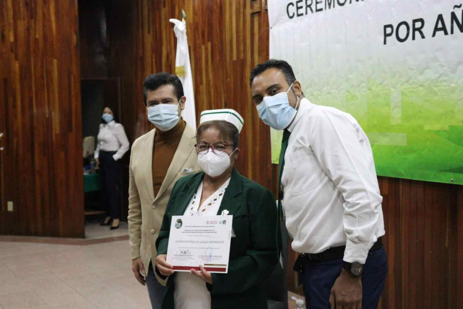 RECONOCEN A TRABAJADORES DEL IMSS