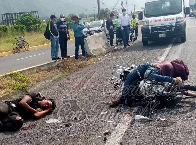 CHOCAN MOTOCICLISTA CONTRA VOLTEO