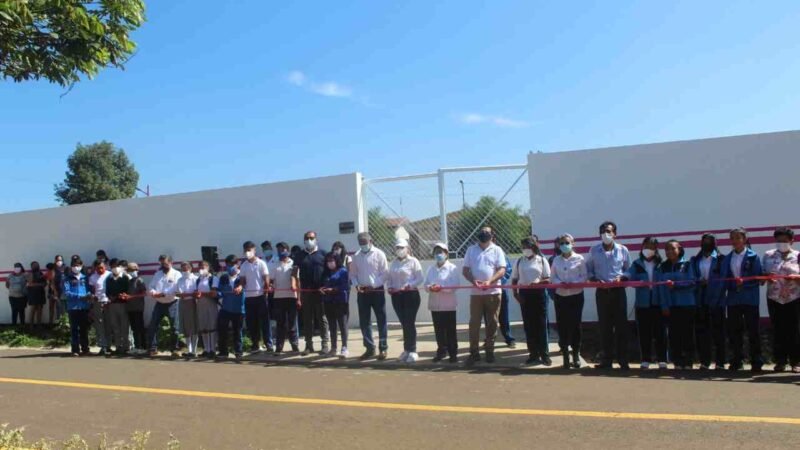 INAUGURA ALCALDESA DE HUATUSCO BARDA EN TELESECUNDARIA