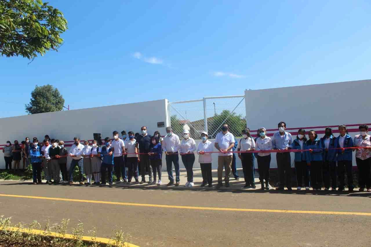 INAUGURA ALCALDESA DE HUATUSCO BARDA EN TELESECUNDARIA