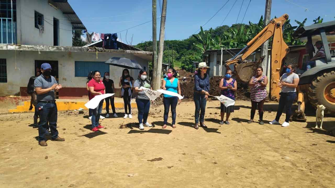 INTENSIFICAN TRABAJOS DE OBRA PÚBLICA EN IXHUATLÁN