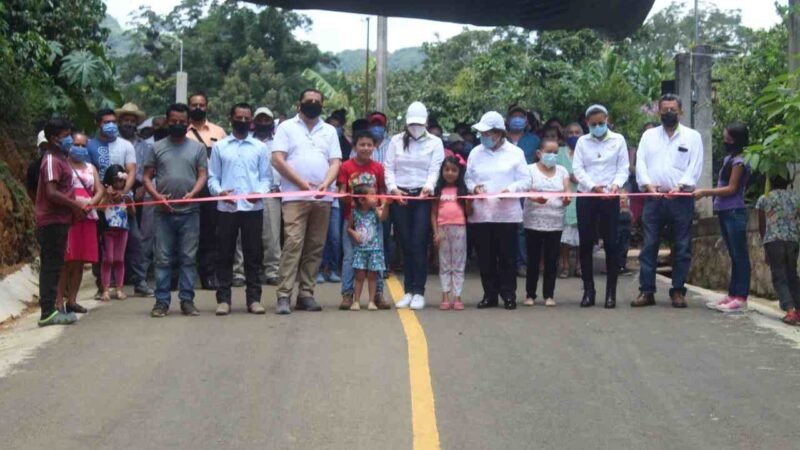 INAUGURA BALDINUCCI TEJEDA PAVIMENTACIÓN EN IXPILA