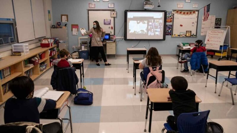 ESTUDIANTES Y PROFESORES VACUNADOS PODRÁN IR SIN CUBREBOCAS A ESCUELAS DE EU