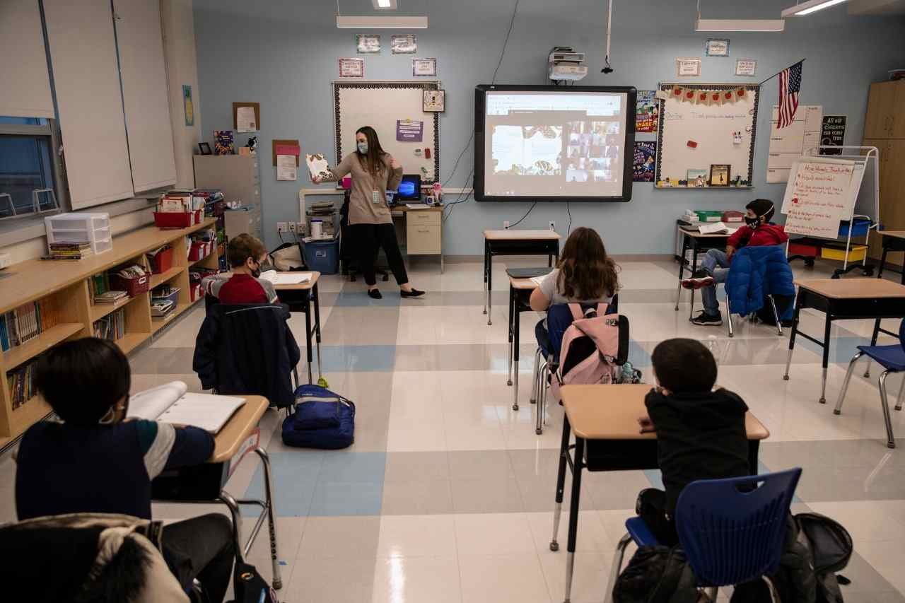 ESTUDIANTES Y PROFESORES VACUNADOS PODRÁN IR SIN CUBREBOCAS A ESCUELAS DE EU
