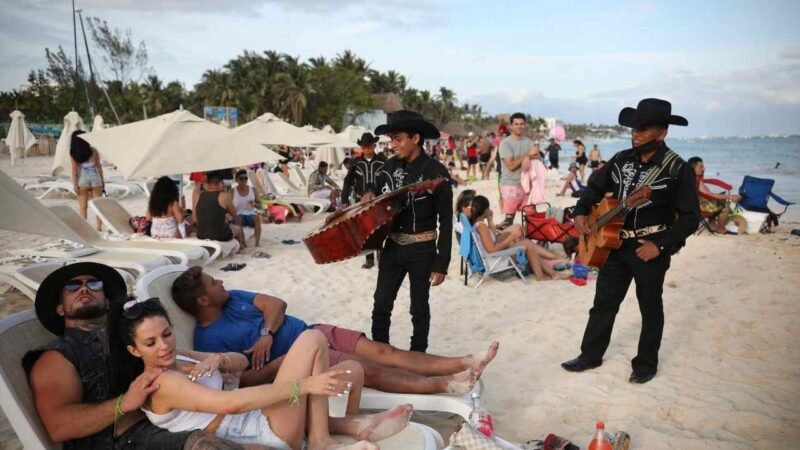 PESE A COVID-19, TURISTAS LLEGAN A ACAPULCO PARA VACACIONES DE VERANO
