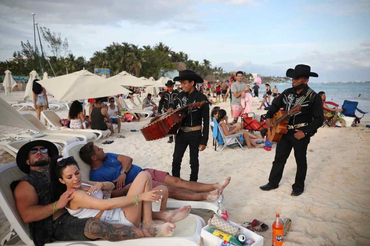 PESE A COVID-19, TURISTAS LLEGAN A ACAPULCO PARA VACACIONES DE VERANO