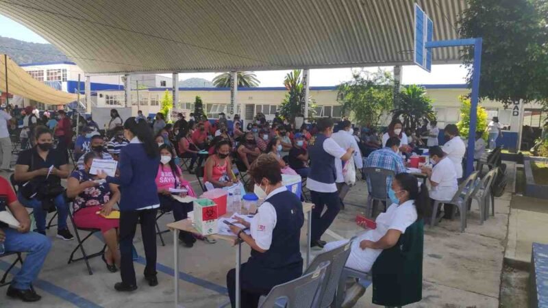 APLICAN VACUNA ANTICOVID A PERSONAS DE 40 A 49 AÑOS EN IXHUATLÁN