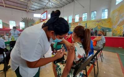 GUATEMALTECOS VIAJAN A MÉXICO PARA VACUNARSE CONTRA COVID