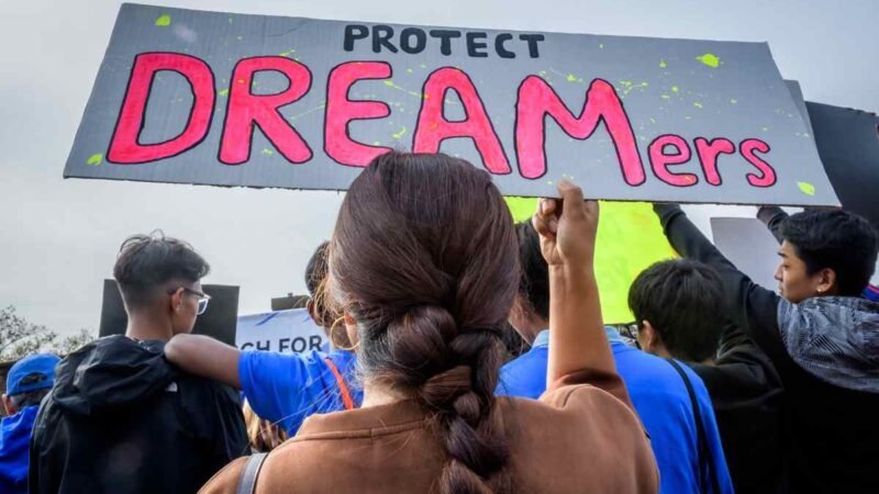 JUEZ DECLARA ILEGAL EL PROGRAMA DACA; SUSPENDE NUEVAS SOLICITUDES