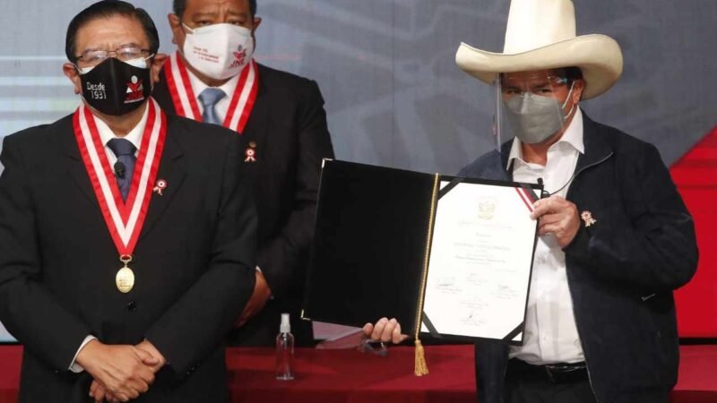 PEDRO CASTILLO RECIBE SU ACREDITACIÓN COMO PRESIDENTE ELECTO DE PERÚ