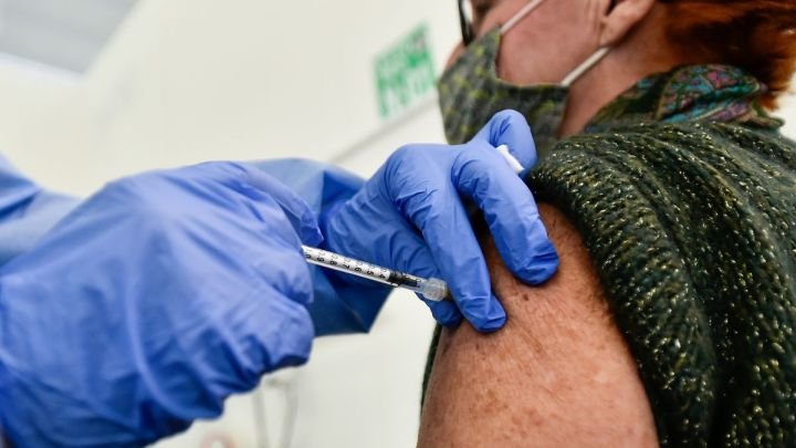 NUEVA YORK OBLIGARÁ A FUNCIONARIOS QUE SE VACUNEN CONTRA COVID-19