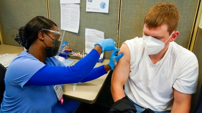 SE PAGARÁ 100 DÓLARES A QUIENES SE VACUNEN CONTRA COVID-19 EN EU