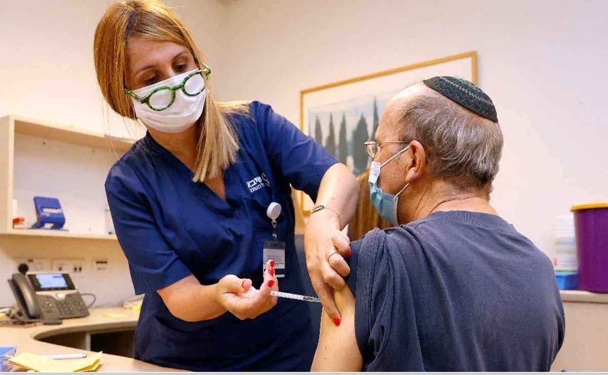 ISRAEL APLICARÁ TERCERA DOSIS DE VACUNA COVID-19 A LOS MAYORES DE 60 AÑOS