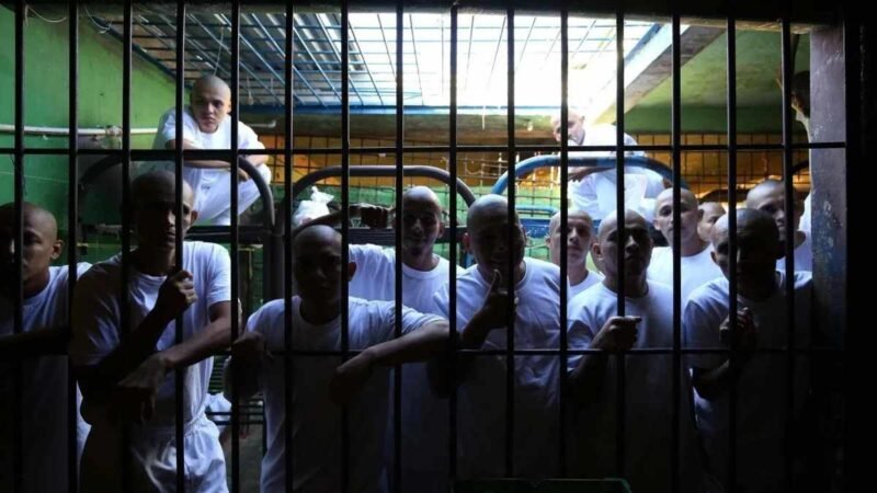 AMLO PROPONE 4 DECRETOS PARA LIBERAR PRESOS NO SENTENCIADOS