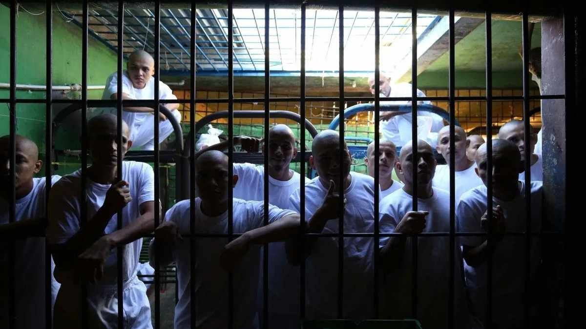 AMLO PROPONE 4 DECRETOS PARA LIBERAR PRESOS NO SENTENCIADOS