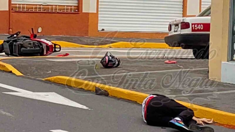 TAXI EMBISTE A MOTOCICLISTAS; UNO MURIÓ