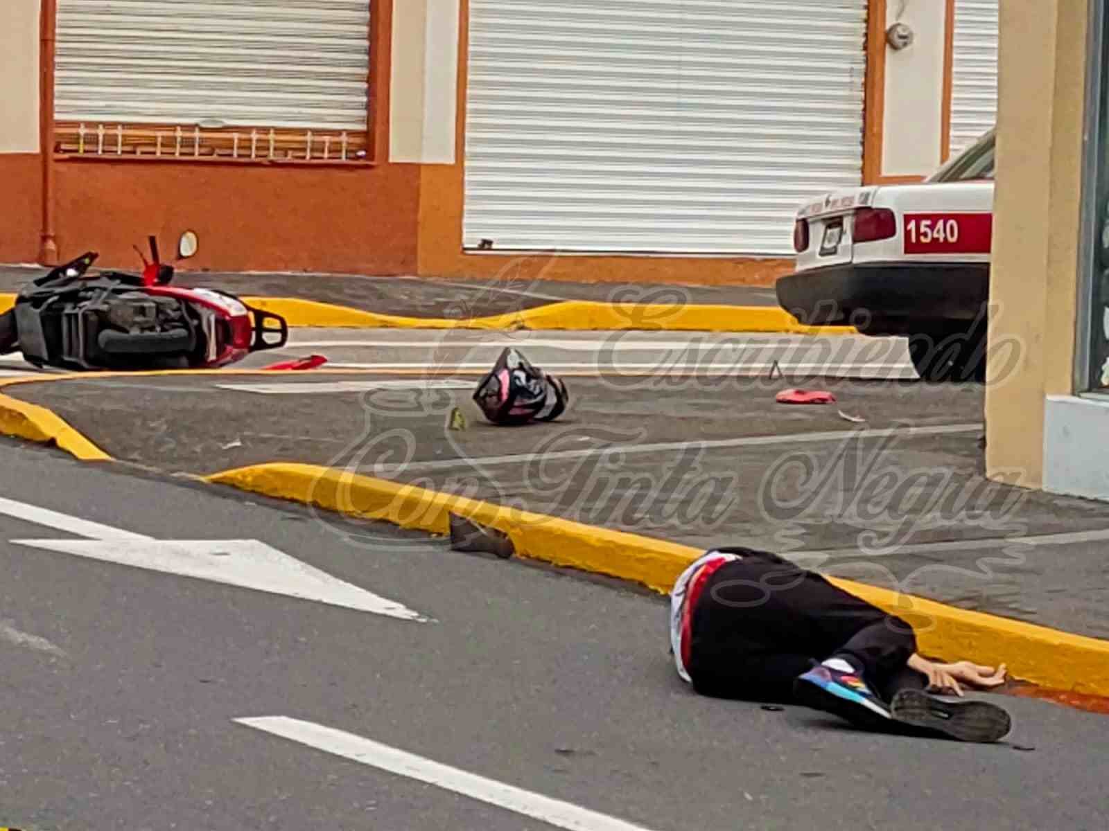 TAXI EMBISTE A MOTOCICLISTAS; UNO MURIÓ