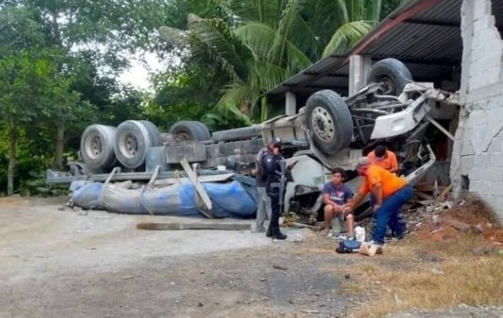 TRAILER CHOCA CONTRA CASA Y VUELCA