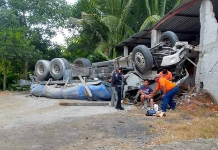 TRAILER CHOCA CONTRA CASA Y VUELCA