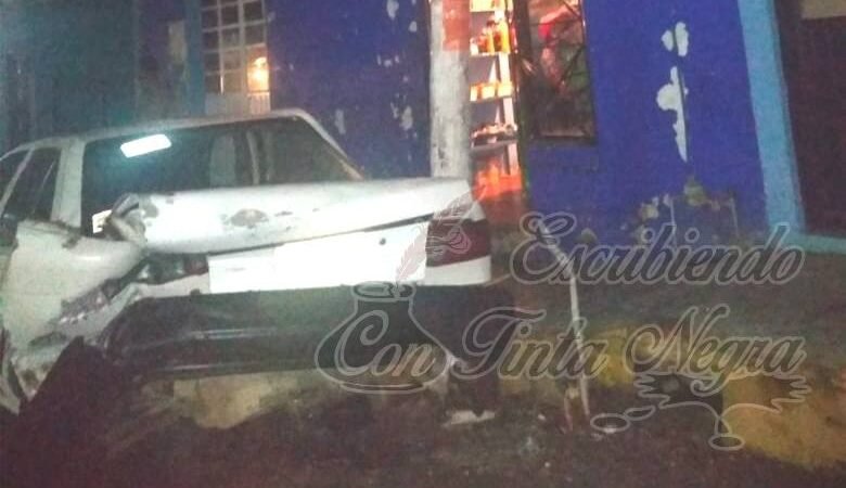 CHOCA CAMIONETA CONTRA AUTO Y POSTE