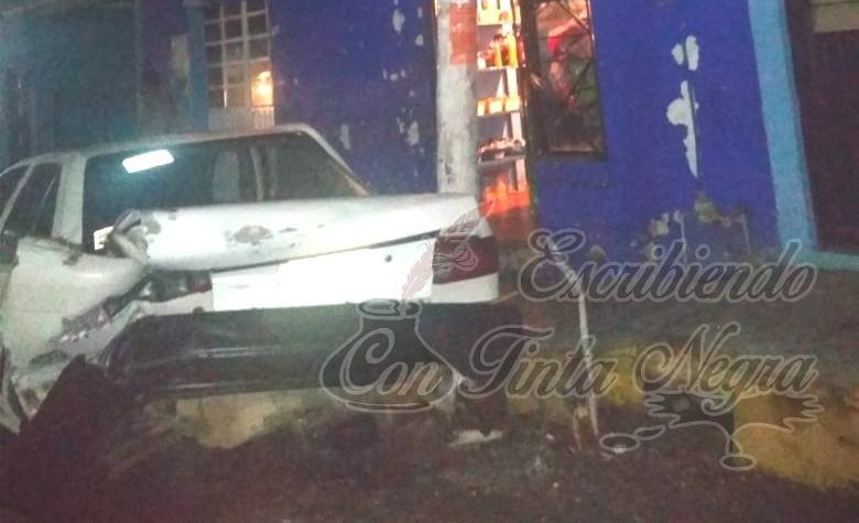 CHOCA CAMIONETA CONTRA AUTO Y POSTE