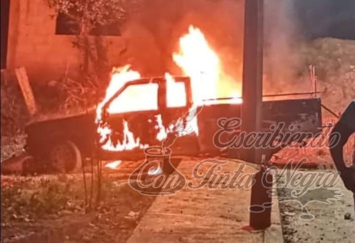 SE INCENDIA CAMIONETA EN IXHUATLÁN