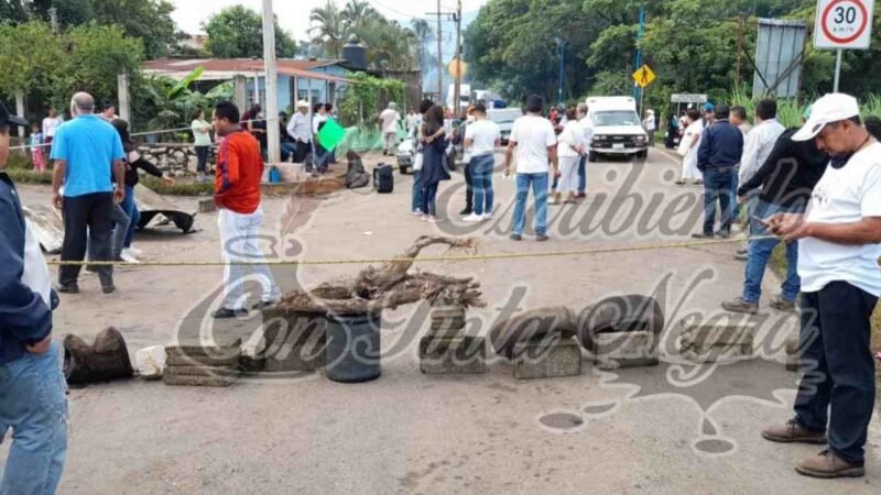 BLOQUEAN CARRETERA; EXIGEN JUSTICIA PARA JÓVENES ASESINADOS