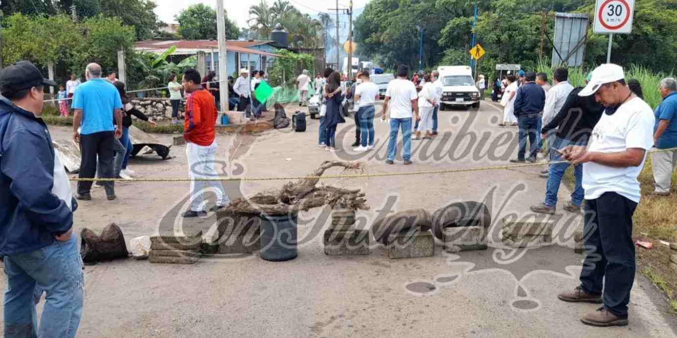 BLOQUEAN CARRETERA; EXIGEN JUSTICIA PARA JÓVENES ASESINADOS