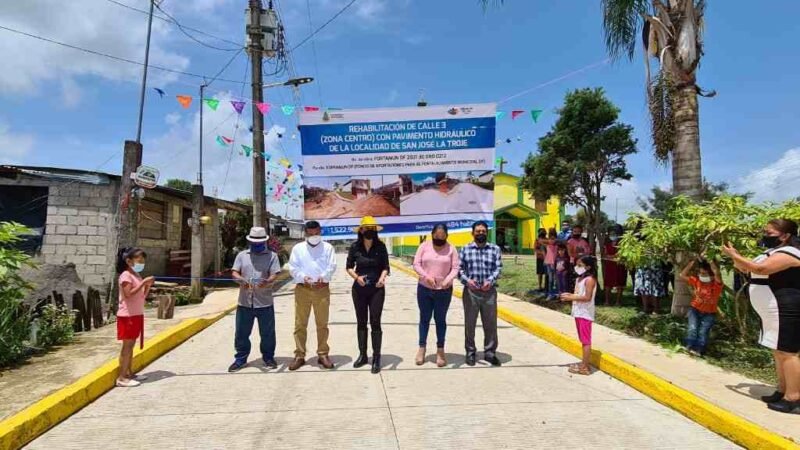 ENTREGA VIRIDIANA BRETÓN PAVIMENTACIÓN EN LA TROJE