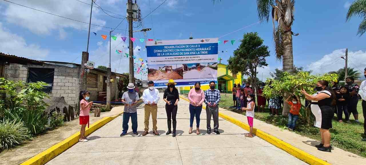 ENTREGA VIRIDIANA BRETÓN PAVIMENTACIÓN EN LA TROJE
