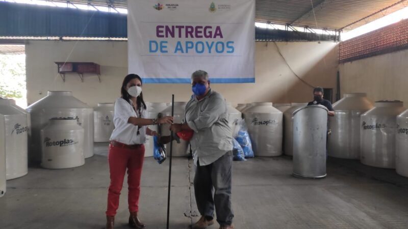 ENTREGAN TANQUES DE AGUA EN IXHUATLÁN