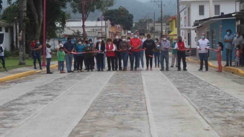 ENTREGAN PAVIMENTACIÓN EN EL CUATRO