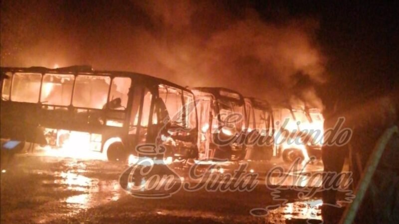 SE INCENDIA CORRALÓN DE AUTOBUSES EN IXHUATLÁN